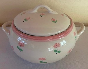 lot 131 image: Portugal Floral Covered Ceramic Casserole Dish