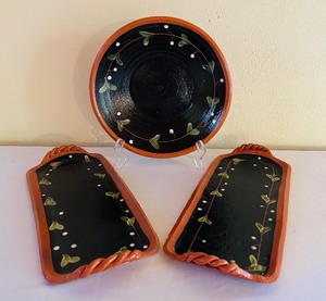 lot 52 image: Pottery 3-Piece Set with 10 Inch Plate and Serving Trays