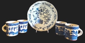 lot 153 image: Vintage Blue Danube Japan Bowl and 4 Willow Pattern Mugs Set