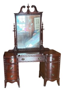 lot 3 image: Vintage Vanity with Mirror