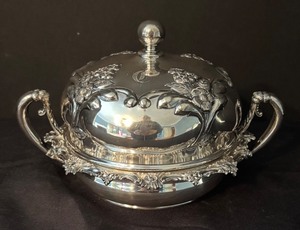 lot 93 image: Vintage Rogers Brothers Silver Plated Domed Serving Bowl with Floral Design