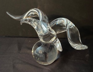 lot 102 image: Signed Anderson Crystal Bird Sculpture
