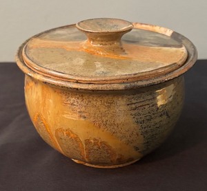 lot 291 image: Mary Anderson Studio Pottery Lidded Bowl