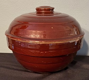 lot 333 image: Vintage USA Pottery Covered Bowl