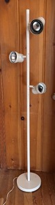lot 376 image: Vintage White Floor Lamp with 3 Adjustable Spotlights