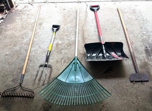 lot 461 image: Set of 5 Lawn and Garden Tools Including Rakes, Shovel, Pitchfork and Hoe
