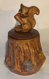 lot 429 image: Vintage Squirrel and Tree Stump Ceramic Cookie Jar