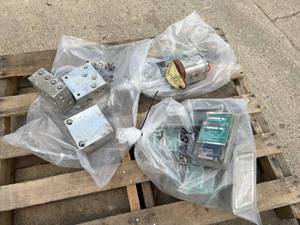 lot 435 image: Hydraulic Components and Hayes Energize III Brake Controllers