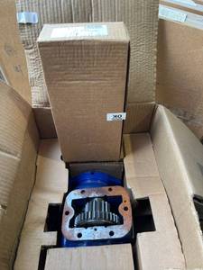 lot 497 image: Muncie Power Products CS6B18404S3SP and 48TK5111 Installation Kit