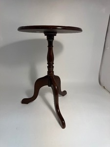 lot 8 image: The Bombay Company Accent Table