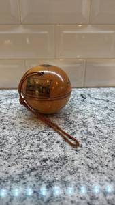 lot 35 image: Vintage 3.5-Inch Wooden String Ball Souvenir Box with Scenic Decals