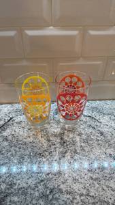 lot 56 image: Set of 2 Lotta Odelius Drinking Glasses with Retro Floral Design
