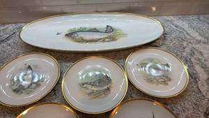 lot 107 image: Set of 12 Pasco Porcelain Fish Plates and Large Fish Platter with Gold Trim