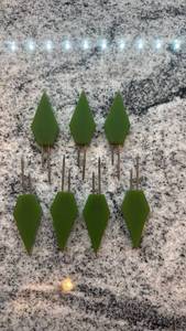 lot 130 image: Set of 7 Vintage Green Bakelite Corn Holders