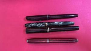 lot 218 image: Group of 4 Vintage Fountain Pens Assorted Colors and Finishes
