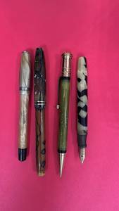 lot 232 image: Set of 4 Assorted Vintage Fountain and Ballpoint Pens