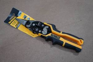 lot 21 image: DeWalt Center Aviation Snips