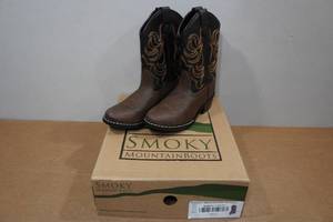 lot 32 image: Smoky Mountain Kids Boots - Size 1