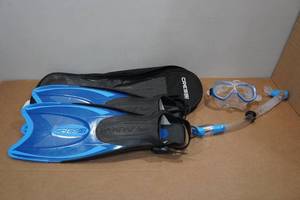 lot 37 image: Cressi Adult Rondine Palau Fin Snorkel Set - Fin Size ML