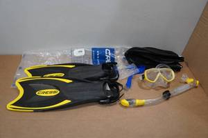 lot 42 image: Cressi Adult Rondine Palau Fin Snorkel Set - Fin Size XSS