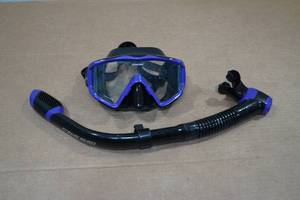lot 48 image: Cressi Pano 3 Snorkel Set