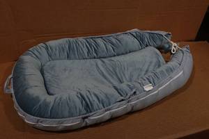 lot 121 image: Infant LoungerBaby Nest - Blue
