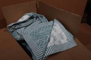 lot 131 image: 3-Piece Reversible Quilt Blanket Bed Set - King - WhiteGreen