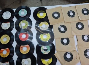 lot 14 image: A lot of 30 Vintage 45 RPM records, many in original paper... You Keep Me Hangin On...