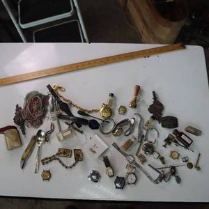 lot 18 image: Large Vintage Lot of watches and jewelry