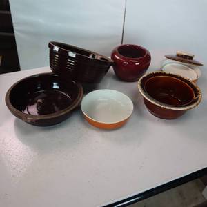 lot 28 image: Vintage lot of ceramic bowls