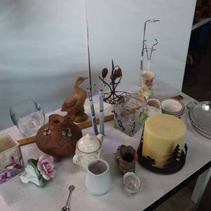 lot 35 image: Vintage Lot of Glass and Ceramic Knick Knacks