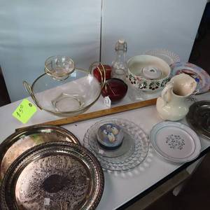 lot 44 image: Vintage collection of serving plates and dishware