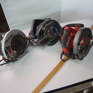 lot 67 image: 3 skil saws - Skil Saw and Black and Decker