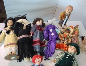 lot 73 image: Vintage Doll Collection - including Raggedy Ann