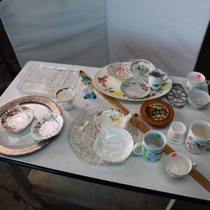 lot 75 image: Vintage Glassware including trays and cups