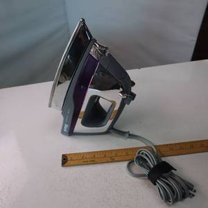 lot 79 image: Vintage corded iron in good condition