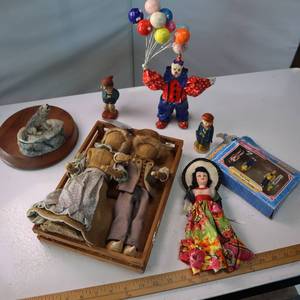 lot 97 image: Vintage lot of colorful dolls