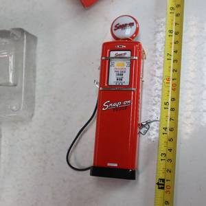 lot 115 image: Snap on gas pump miniature
