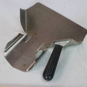 lot 116 image: Vintage Pop Corn Scoop