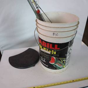 lot 119 image: Bucket o Ice Fishing Gear