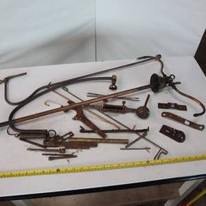 lot 132 image: Vintage collection of gas Lamp and parts