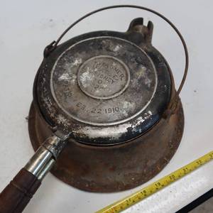 lot 171 image:  RARE ALUMINUM  Wagner Ware Waffle Maker   with high hat base SIDNEY 828