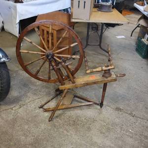 lot 173 image: Vintage Wooden Spinning Wheel