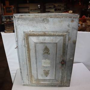 lot 184 image: Vintage Bread Box