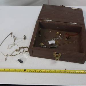 lot 198 image: Jewelry (some silver) and heavy duty jewelry box