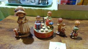 lot 4 image: 3- Anri Figures and Anri Music Box