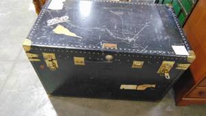 lot 9 image: Large Black Hartmann Trunk (25.5 x 39 x 22)
