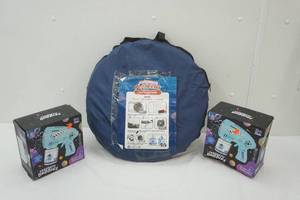 lot 63 image: Spaceship Play Tent & 2 Bubble Blasters