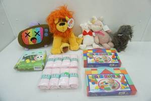 lot 72 image: Stuffed Animals, Fidget Slugs, Bath Blocks, Wash Cloths
