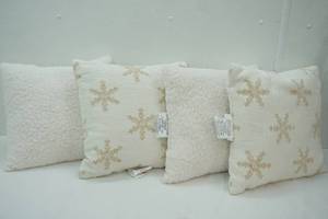 lot 90 image: Throw Pillows 4ct